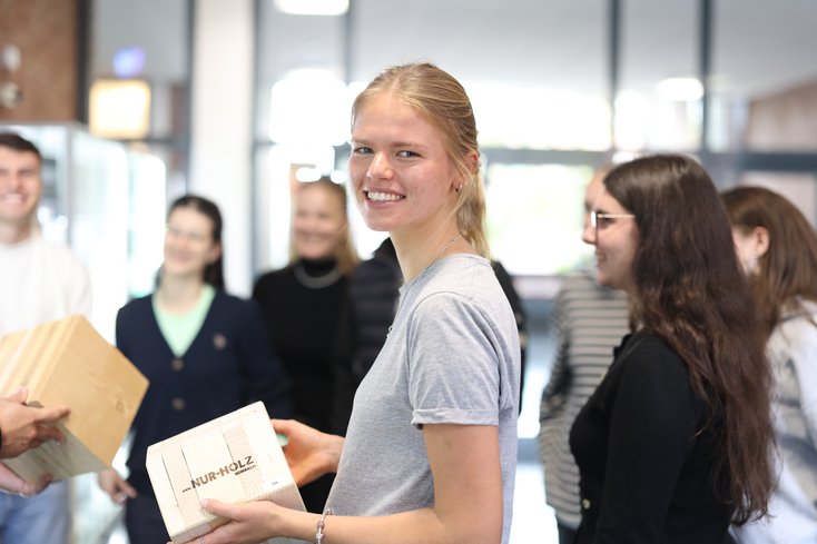 Studentin lächelt in die Kamera.