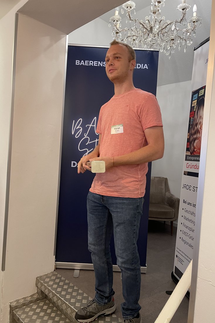 Florian stellt die Idee hinter seinem Start-Up "ancol" vor. (Foto: Annika Schöbel/Jade HS)