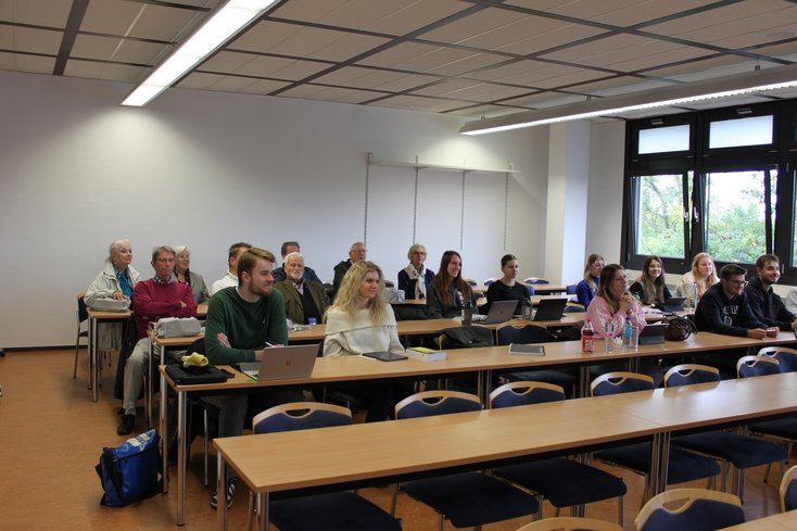 Die Alumni in der Vorlesung „Bank- und Kreditrecht“, geleitet von Prof. Dr. Henning Plate (Bild: Jade HS)