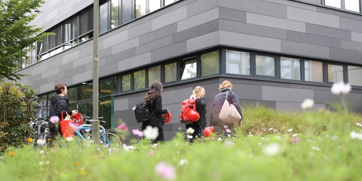 Studierende kommen nach Exkursion auf dem Campus Oldenburg an.