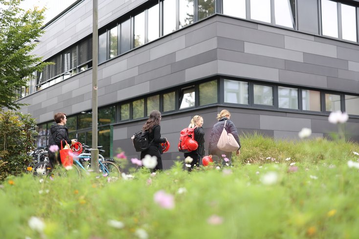 Studierende kommen nach Exkursion auf dem Campus Oldenburg an.