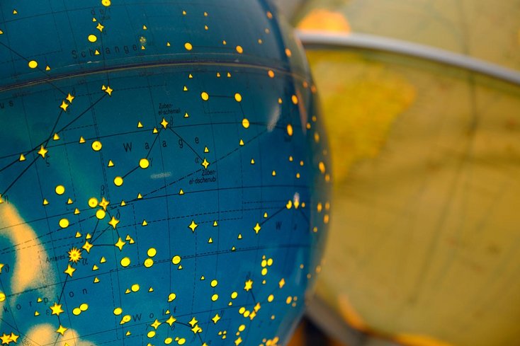 Der Himmelsglobus (links) zeigt das astronomische Koordinatensystem. Links unten ist Antares dargestellt, ein wichtiger Navigationsstern. Foto: Hendrik Reinert
