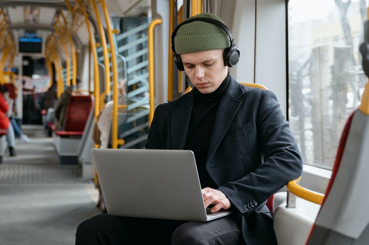 Die WLAN-Strukturen sollen über den Campus hinaus ausgebaut werden - zum Beispiel auch in Studierendenwohnheimen, öffentlichen Plätzen oder im öffentlichen Nahverkehr. (Foto: pexels)