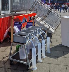 Am Starkregendemonstrator des Studiengangs Umweltingenieurwesen Bau konnten Starkregen-Ereignisse exemplarisch simuliert werden. Prof. Dr. Katharina Teuber referierte in den Weser-Ems-Hallen in Oldenburg zum Schutz vor Starkregen. (Foto: Jade HS/Silke Steinkopf)