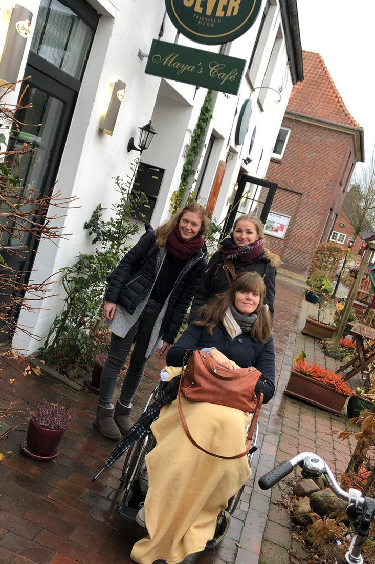 Nach drei Stunden Fahrt endlich angekommen (v.li.): Jasmin Kuhn, Rabea Tümler und Lena Christin Harms (vorne) am Zielort in Hooksiel. Foto: Jade HS