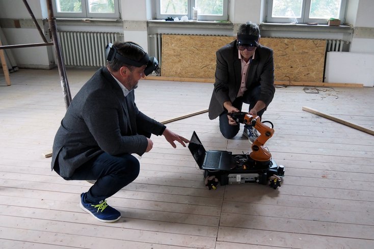 Vizepräsident Prof. Thomas Wegener (li.) und Dekan Prof. Dr. Hans-Hermann Prüser informieren sich über den Baufortschritt. (Foto: IDoK/Jade HS)