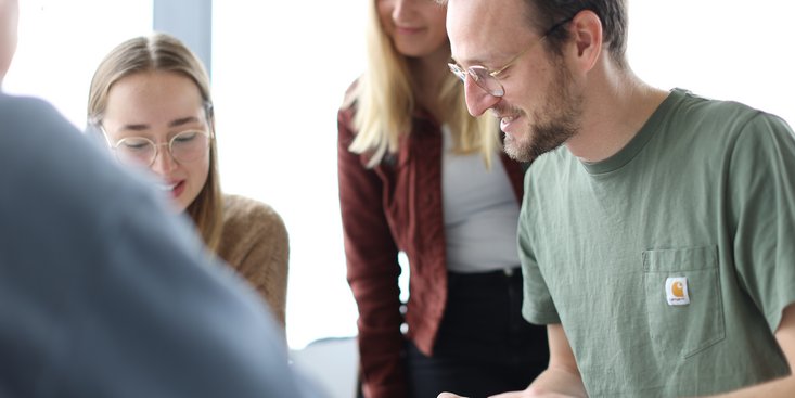 Studierende lernen zusammen an einem Tisch