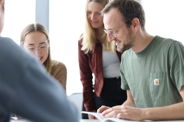 Studierende lernen zusammen an einem Tisch