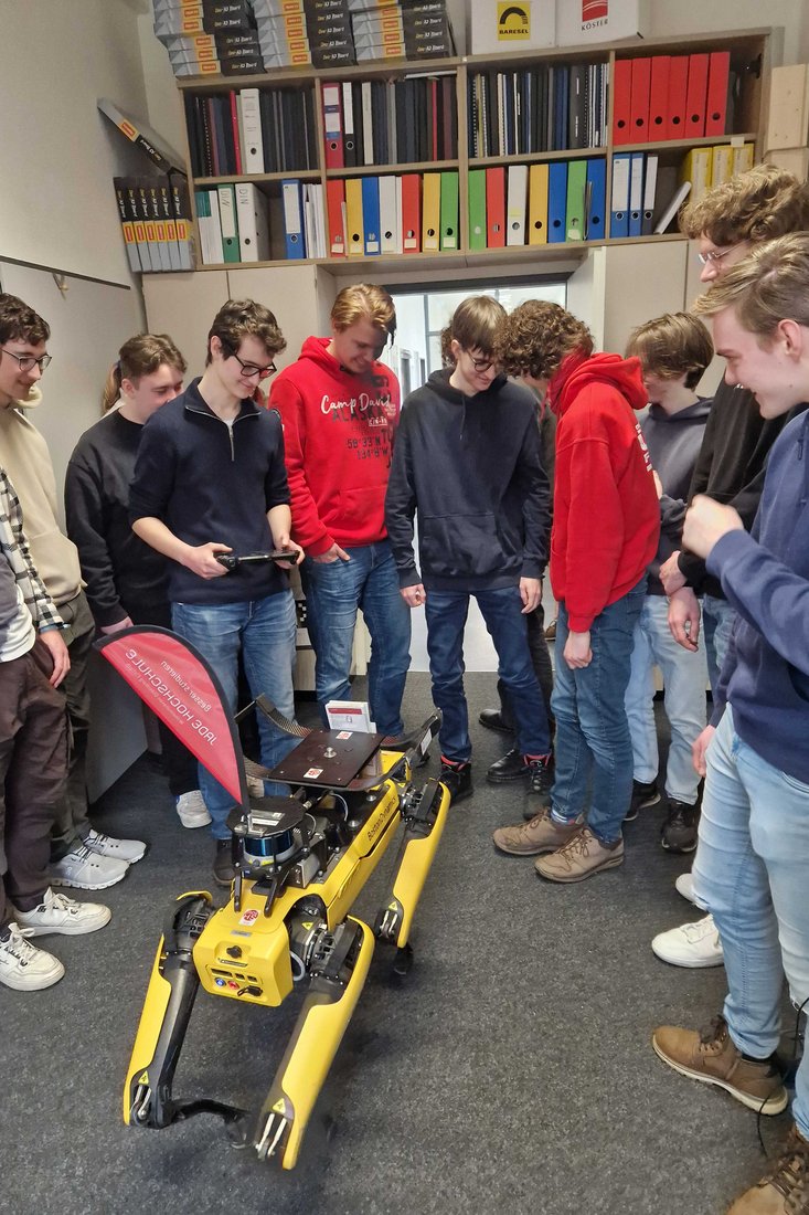 Die Schüler_innen des Gymnasiums Cäcilienschule bei der Einführung der Virtual Reality- und Augmented Reality-Anwendungen. (Foto: Silke Steinkopf/Jade HS)