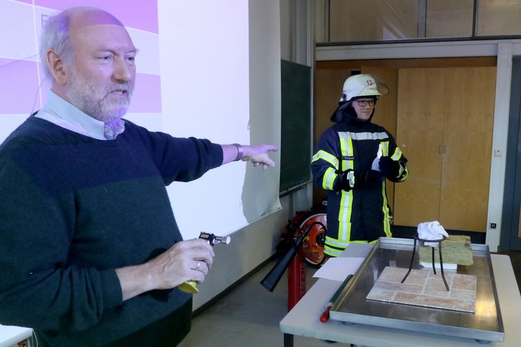 Prof. Dr. Jan Middelberg (li.) und der wissenschaftliche Mitarbeiter Tobias Stickan gestalteten die Weihnachstvorlesung für Grundschüler_innen. (Foto: Piet Meyer/Jade HS)