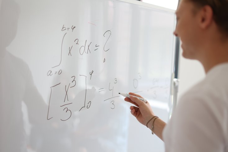 Studentin löst mathematische Formel.