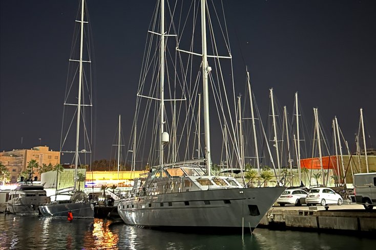 Die Schulungsyacht „White Star" liegt m Hafen bei Nacht.