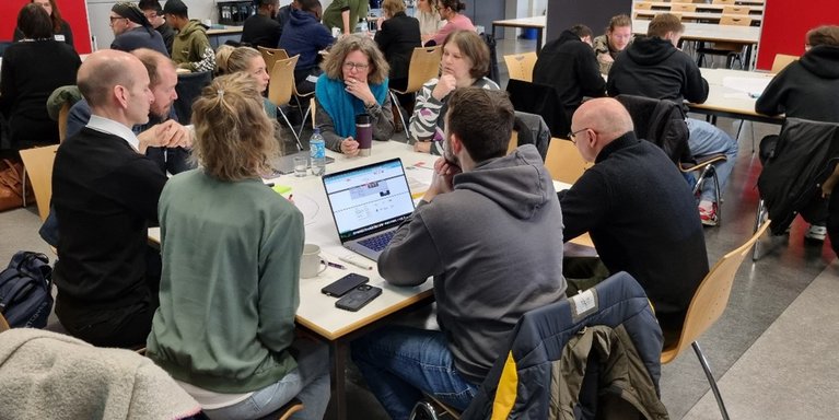Vertreter_innen der Organisationseinheiten tauschen beim Workshop zum Web-Relaunch Ideen und Anregungen zur neuen Internetpräsenz der Jade Hochschule aus. (Foto: Jade HS/Daniela Wrage)