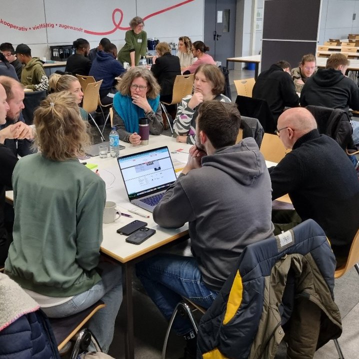 Vertreter_innen der Organisationseinheiten tauschen beim Workshop zum Web-Relaunch Ideen und Anregungen zur neuen Internetpräsenz der Jade Hochschule aus. (Foto: Jade HS/Daniela Wrage)
