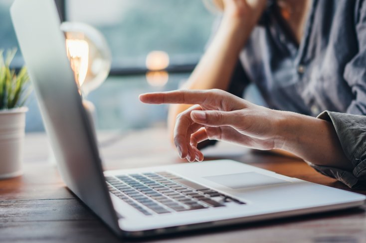 Studierende und Firmen im Austausch (Foto: Symbolbild, Adobe Stock) 