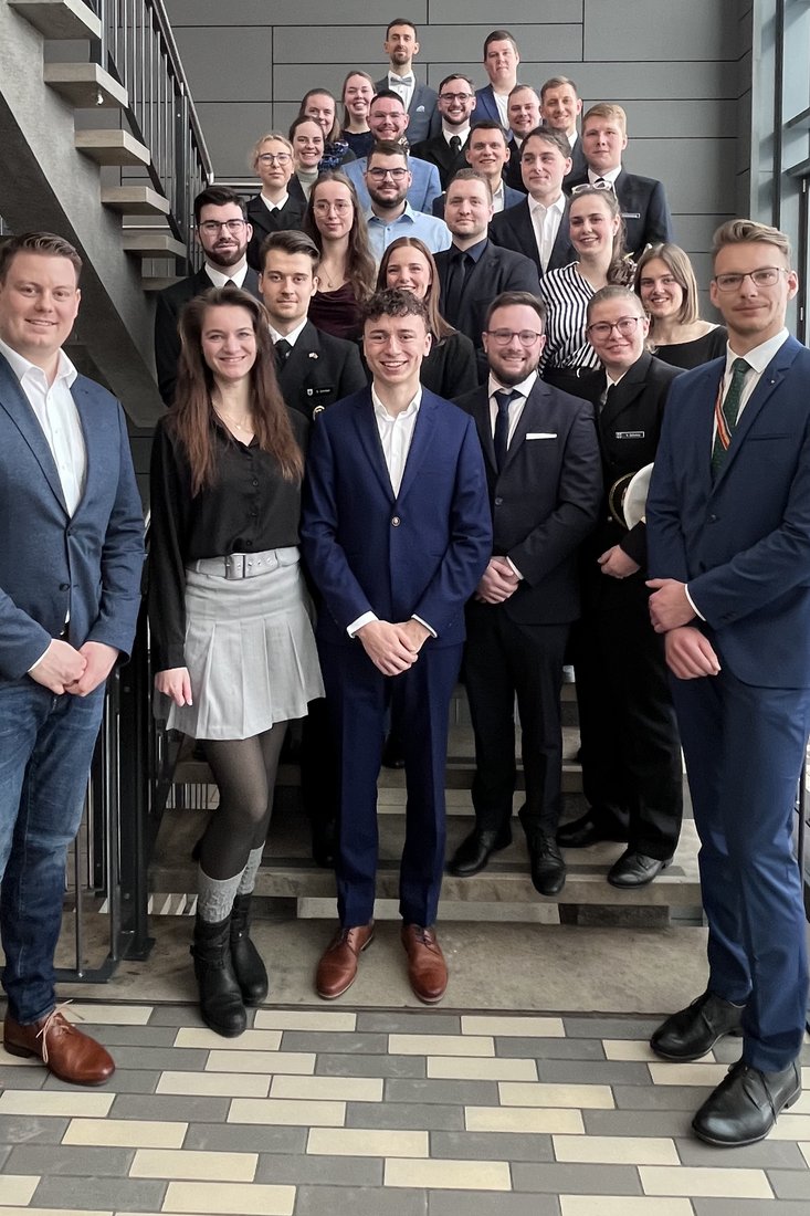 Gruppenfoto mit allen Absolventen auf einer Treppe