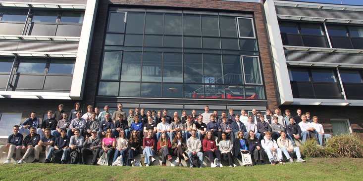 Gruppenfoto von den Erstsemesterstudierenden vor dem Gebäude der Hochschule.