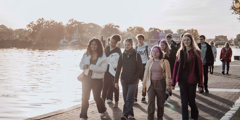 19 Schülerinnen von Sprachdiplomschulen aus Ecuador, Lettland, Litauen, Ungarn und Usbekistan waren zu Gast an der Jade Hochschule und machten sich einen Eindruck vom Studienalltag und dem Leben in Deutschland. (Foto: privat)
