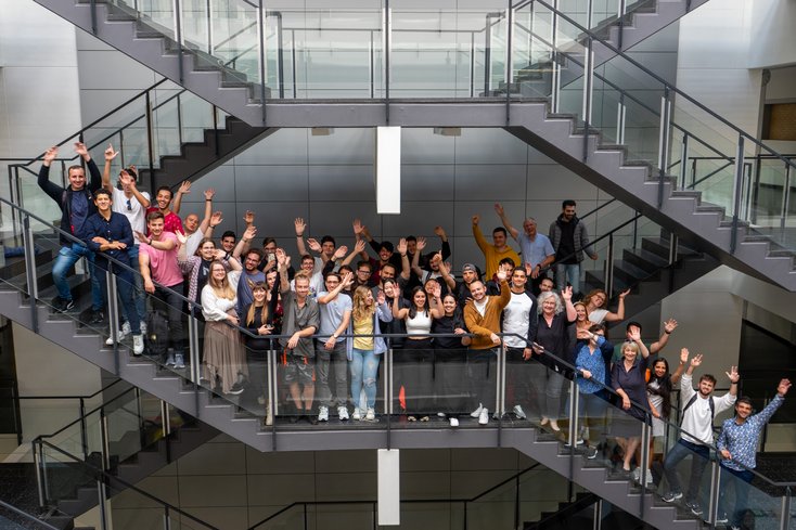 Am letzten Tag der Summer School erhielten die Teilnehmer_innen ihre Abschlusszertifikate und feierten gemeinsam den erfolgreichen Abschluss. (Foto: Lars Wilters)