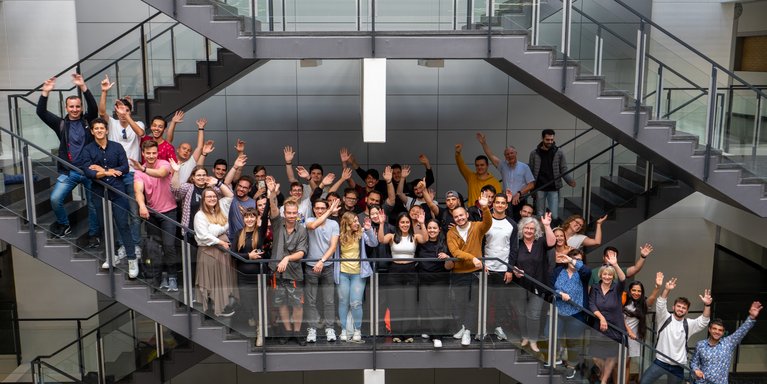 Am letzten Tag der Summer School erhielten die Teilnehmer_innen ihre Abschlusszertifikate und feierten gemeinsam den erfolgreichen Abschluss. (Foto: Lars Wilters)