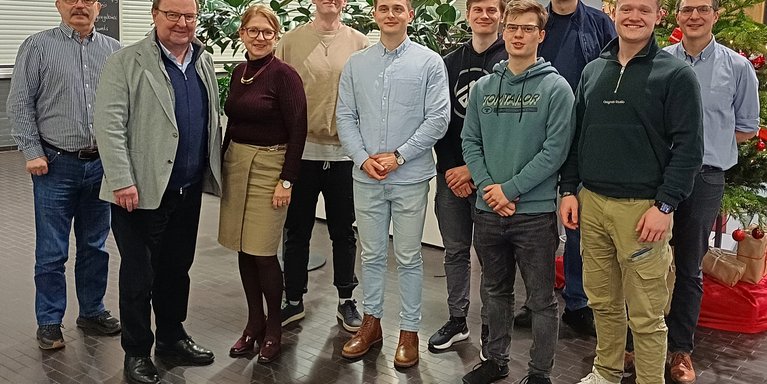 Die Stipendiaten freuen sich über die Finanzspritze für die bevorstehende Reise. Gemeinsam mit den am Projekt beteiligten Mitarbeitern und Professoren sowie Mitgliedern des Vereines zur Förderung der Jade Hochschule in Wilhelmshaven e.V. nehmen sie die Spende entgegen: (v.l.) Udo Willers, Prof. Dr. Heiner Köster, Claudia Baumgärtner, Lukas Frerichs, Sebastian Neikes, Oliver Jauken, Alexander Schwedes, Prof. Werner, Henk Duwe, Prof. Dr. Philip Born