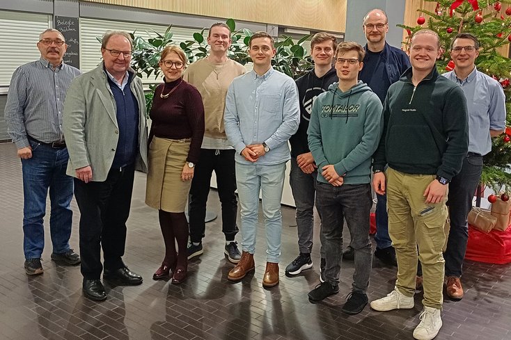 Die Stipendiaten freuen sich über die Finanzspritze für die bevorstehende Reise. Gemeinsam mit den am Projekt beteiligten Mitarbeitern und Professoren sowie Mitgliedern des Vereines zur Förderung der Jade Hochschule in Wilhelmshaven e.V. nehmen sie die Spende entgegen: (v.l.) Udo Willers, Prof. Dr. Heiner Köster, Claudia Baumgärtner, Lukas Frerichs, Sebastian Neikes, Oliver Jauken, Alexander Schwedes, Prof. Werner, Henk Duwe, Prof. Dr. Philip Born