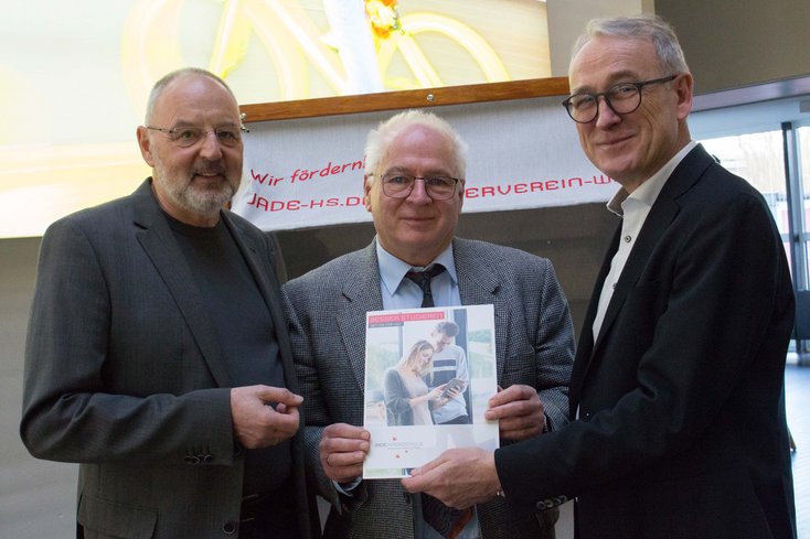 Vizepräsident Prof. Dr. Uwe Weithöner (li.) und Hochschulpräsident Prof. Dr. Manfred Weisensee (re.) verabschieden Prof. Dr. Waclaw Krzyzanowski in den Ruhestand. (Foto: Gaby Pfeiffer/Jade HS)