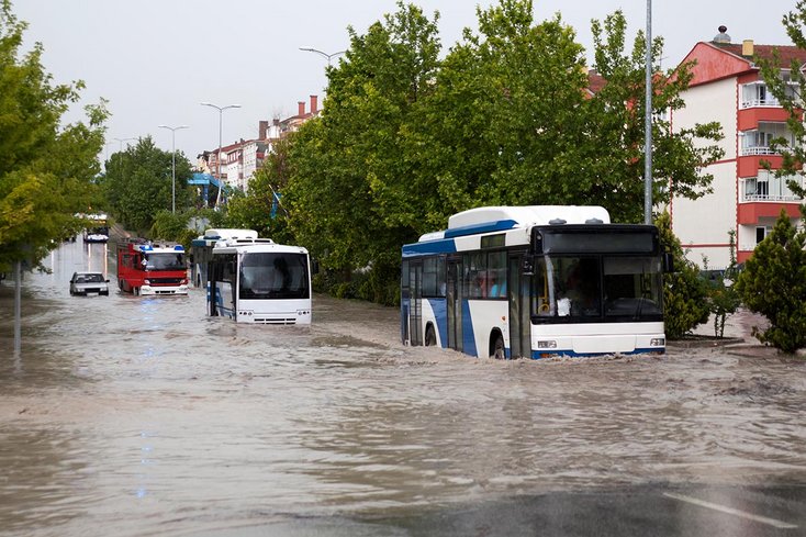 Bereits heute sorgen Starkregenereignisse besonders in küstennahen Städten und Gemeinden regelmäßig für Überschwemmungen tieferliegender Straßen und Verkehrsknotenpunkte. Durch große Fahrzeuge wie Busse und LKWs können Bugwellen entstehen, die Wasser in nahe gelegene Gebäude schwemmen. Für jede betroffene Lage brauchen die Siedlungen langfristige Lösungen. Foto: gece33/iStock