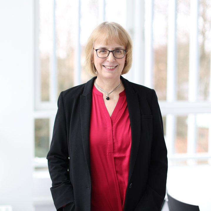 Vizepräsidenten Prof. Dr. Juliane Benra 