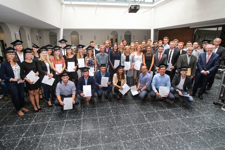 Die Absolvent_innen der Abteilung Bauwesen mit Studiendekan Prof. Dr.-Ing. Thomas Priesemann (2. Reihe 2.v.r.), dem Vorsitzenden der Prüfungskommission Prof. Erich Everts (2. Reihe re.) und Dekan Prof. Dr. Hans-Hermann Prüser (hinten rechts)