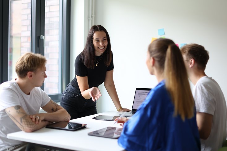 Studentin erklärt