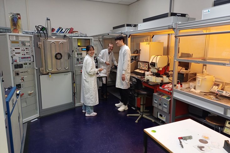 Herstellung von Mikrostrukturen im Reinraum. Akane Umeda, Helmut Schütte (wiss. Mitarbeiter im Labor Technische Optik) und Nakai Kosuke bei der Arbeit. (Foto: Jade HS)