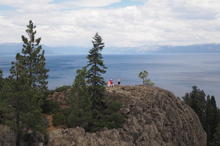 Neben der Tagung blieb noch etwas Zeit die Gegend zu erkunden: Die Wissenschaftlerinnen auf dem Eagle Rock vor dem Lake Tahoe. (Foto: Ralph Nolte-Holube/Jade HS)