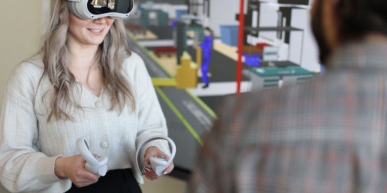 Beim Forschungstreffen im Fachbereich Management, Information, Technologie stellten Forschende des Fachbereichs aktuelle Forschungsprojekte vor, unter anderem auch zum Einsatz von künstlicher Intelligenz im Lean Management. (Foto: Bonnie Bartusch)