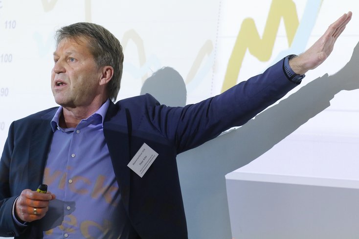 Peter Ache erläutert den Immobilienpreisindex am Beispiel der Städte Oldenburg und Osnabrück. (Foto: Piet Meyer/Jade HS)