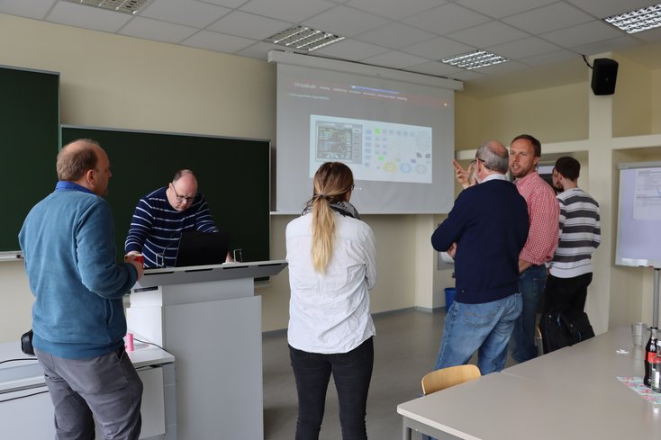 Neue Horizonte des Lernens: Interessenten erforschen Remote-Laborversuch (Foto: Velat Agackiran/Jade HS)