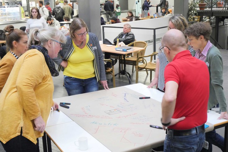 Station 5: Die Teilnehmer_innen überlegten, wo Ruhezonen eingerichtet werden könnten. (Foto: Jade HS/Daniela Wrage)