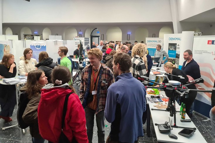 Firmenausstellung im Lichthof der Jade Hochschule (Foto: Lena Wiegand)