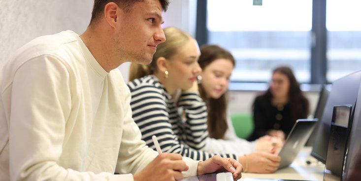 Studierende hören dem Unterricht zu.