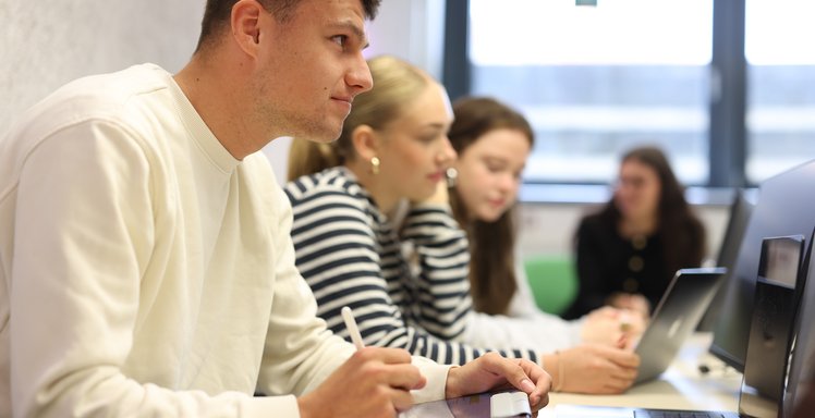 Studierende hören dem Unterricht zu.