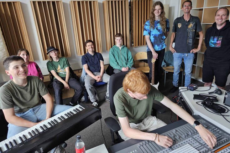 Schüler_innen der Cäcilienschule und der IGS Wilhelmshaven im Tonstudio der Jade Hochschule (Foto: A. Albrecht, Jade HS) 