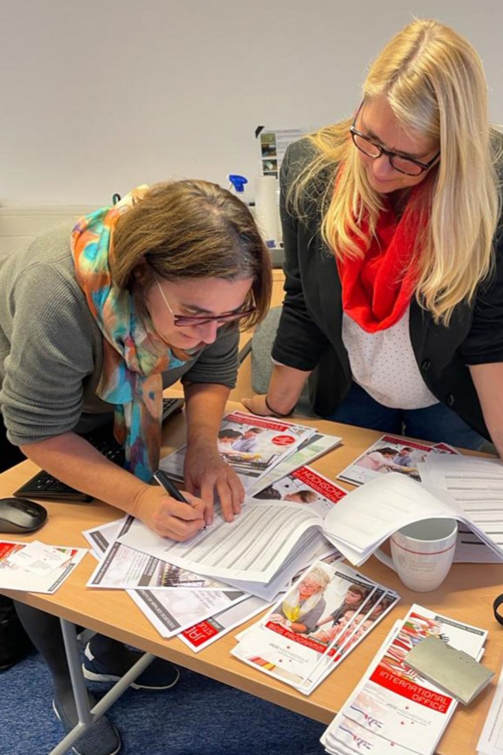 Sabine Ahlers (re.) informiert bei dem Treffen mit Deutschdozent_innen (Foto: Andrea Menn)