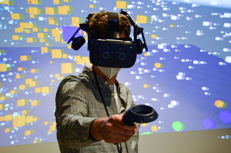 Eine interaktive Ausstellung von Demonstratoren zeigte den Teilnehmenden praktische Anwendungen von Künstlicher Intelligenz. (Foto: Karina Stark/Jade HS)