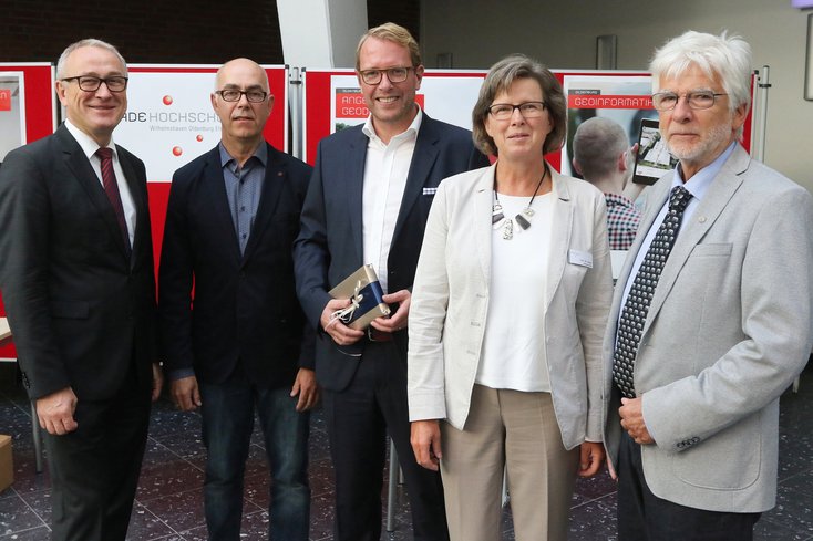 Sie rückten das Thema Digitalisierung in der Schule im Allgemeinen und im Erkundeunterricht im Speziellen in den Fokus: (v.l.) Prof. Dr. Manfred Weisensee (Jade HS), Mark Stoltenberg (VDSG), Stefan Muhle (MW), Prof. Dr. Ingrid Jaquemotte (Jade HS), Dr. Frank-M. Czapek (Deutsche Gesellschaft für Geographie). (Foto: Piet Meyer/Jade HS)