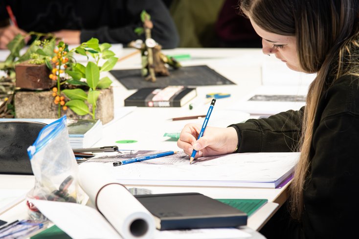 Eine Studentin zeichnet