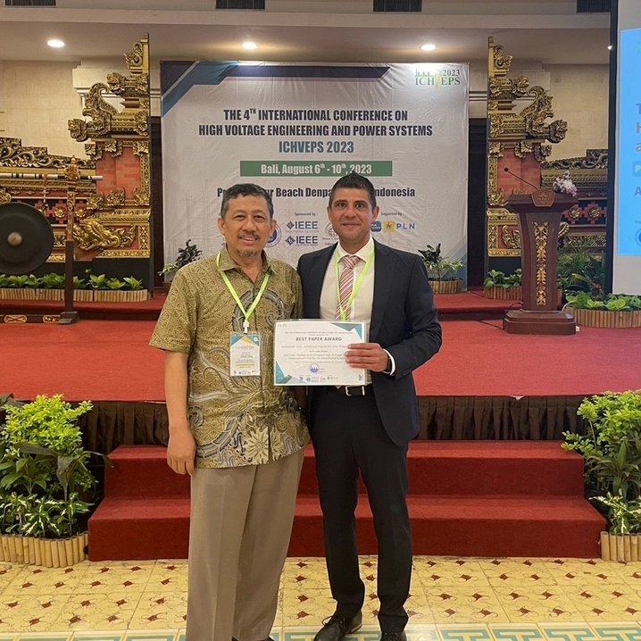 Prof. Dr. Suwarno, General Chairman der ICHVEPS 2023 und Prof. Dr.-Ing Sebastian Azer auf der Preisverleihung in in Denpasar, Indonesien (Foto: Jade HS)