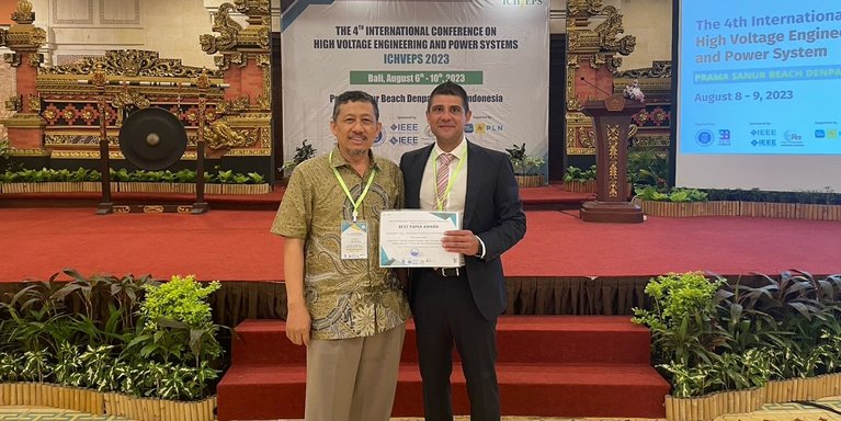 Prof. Dr. Suwarno, General Chairman der ICHVEPS 2023 und Prof. Dr.-Ing Sebastian Azer auf der Preisverleihung in in Denpasar, Indonesien (Foto: Jade HS)