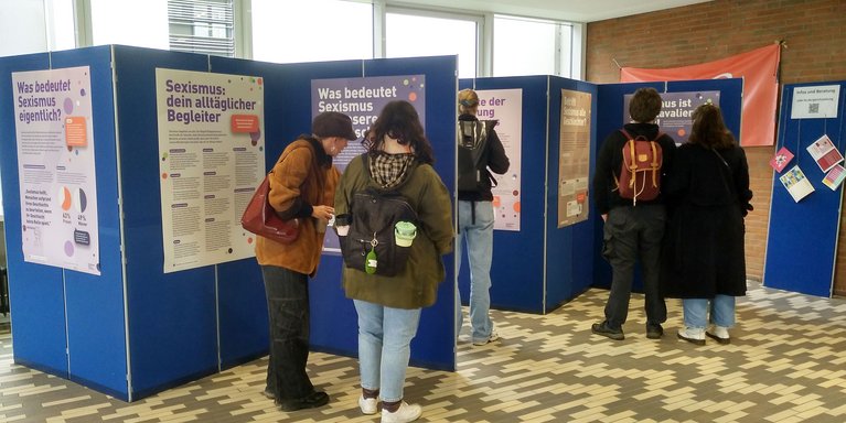 Seit Donnerstag ist die Ausstellung am Studienort Elsfleth zu sehen. (Foto: Sylvia Noll/Jade HS)