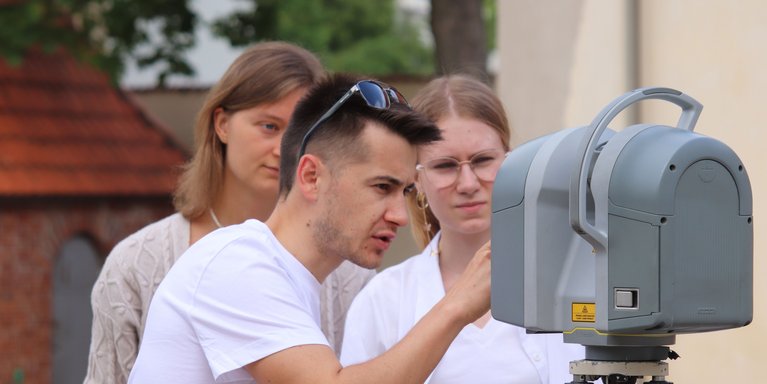 Dr. Denys Gorkovchuk von der Kyiv National University of Construction and Architecture erklärt den Studierenden eine Scanner-Funktion. (Foto: privat)