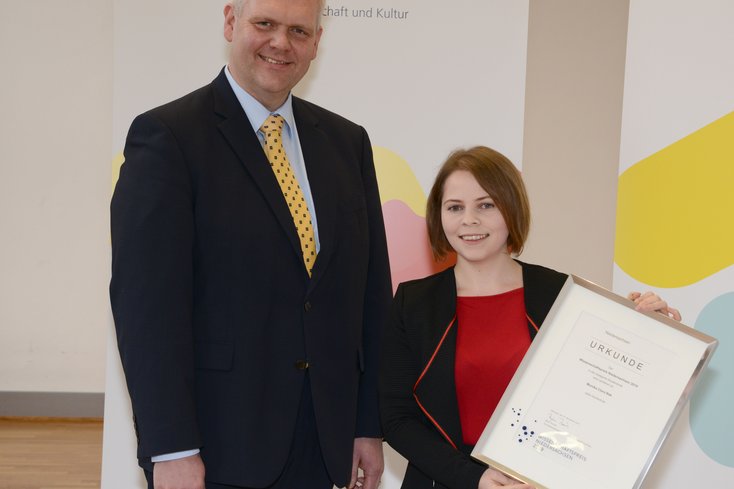 Der Niedersächsische Wissenschaftsminister Björn Thümler zeichnete Monika Bak aus. Foto: MWK/Mahramzadeh
